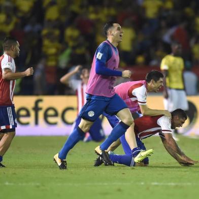 Paraguays players celebrtae after defeating Colombia in their 2018 World Cup football qualifier match in Barranquilla, Colombia, on October 5, 2017. / AFP PHOTO / Raul Arboleda