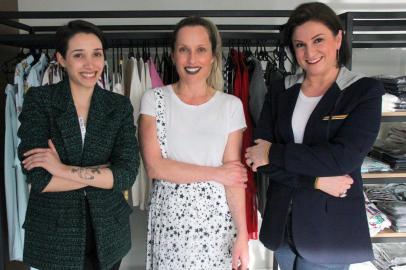 A stylist Daniela Conte, a digital influencer Patrícia Zuco (direita) e a estilista Gabriela Basso (esquerda) comandam o Bazar Não Me Pertence Mais, em Caxias