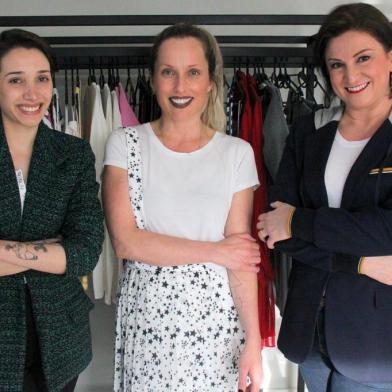 A stylist Daniela Conte, a digital influencer Patrícia Zuco (direita) e a estilista Gabriela Basso (esquerda) comandam o Bazar Não Me Pertence Mais, em Caxias