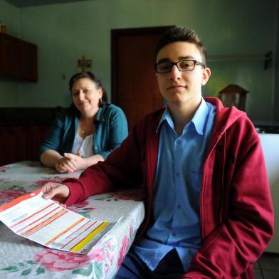  CAXIAS DO SUL, RS, BRASIL 04/10/2017O joven de 16 anos, Fernando Antônio Maltauro Pagliarin e a mãe Marines Maltauro Pagliarin de 50 anos. Ele é aluno da escola São Caetano e conseguiu incentivar a família a economizar energia em casa depois de um projeto da RGE. (Felipe Nyland/Agência RBS)