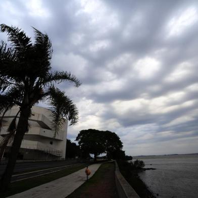  

PORTO ALEGRE, RS, BRASIL - 06-10-2017 - A sexta-feira (6) será de temporal em todo o Rio Grande do Sul, com pancadas a qualquer hora do dia. Pela manhã, a chuva se concentra no sul, de forma fraca a moderada. No entanto, a área de instabilidade se organiza na forma de uma frente fria e se espalha para o resto do Estado ao longo do dia. (FOTO: RONALDO BERNARDI/AGÊNCIA RBS)