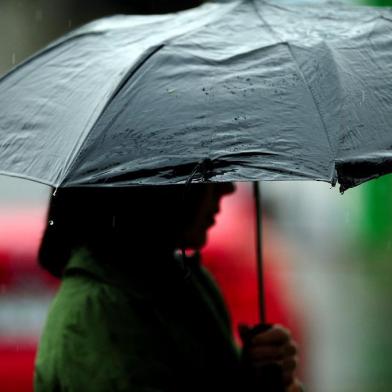  CAXIAS DO SUL, RS, BRASIL, 06/10/2017. Ambiental de chuva em Caxias do Sul. O tempo instável deve durar pelos próximos dias. (Diogo Sallaberry/Agência RBS)