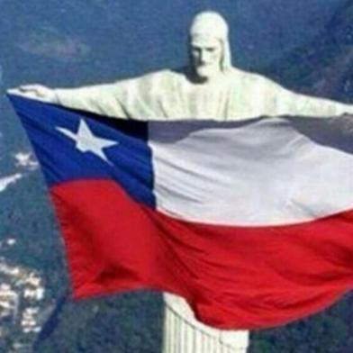 Montagem do Cristo Redentor segurando uma bandeira do Chile