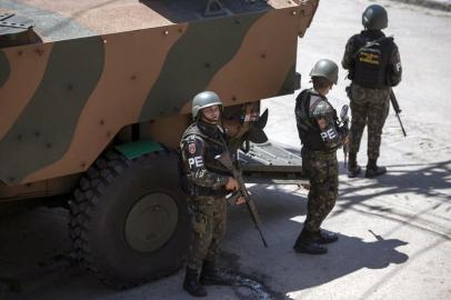  Brazilian Armed Forces soldiers patrol the Morro dos Macacos favela (Monkey's hill shantytown) during a security operation in the area in Rio de Janeiro, Brazil on October 6, 2017. Security officials said the Morro dos Macacos borders and exits are in control of the Brazilian Armed Forces. The operation is helping the Civil and Military Police of Rio de Janeiro to battle heavily armed drug traffickers.  / AFP PHOTO / Mauro PIMENTELEditoria: POLLocal: Rio de JaneiroIndexador: MAURO PIMENTELSecao: security measuresFonte: AFPFotógrafo: STR