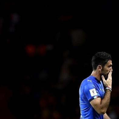 Italys goalkeeper Gianluigi Buffon reacts at the end of the FIFA World Cup 2018 qualification football match between Italy and Macedonia at The Grande Torino Stadium in Turin on October 6, 2017. / AFP PHOTO / MARCO BERTORELLO