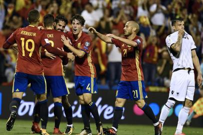 Spain's midfielder Isco (3L) celebrates a goal with teammates during the World Cup 2018 qualifier football match Spain vs Albania at the Jose Rico Perez stadium in Alicante on October 6, 2017.  / AFP PHOTO / JOSE JORDAN