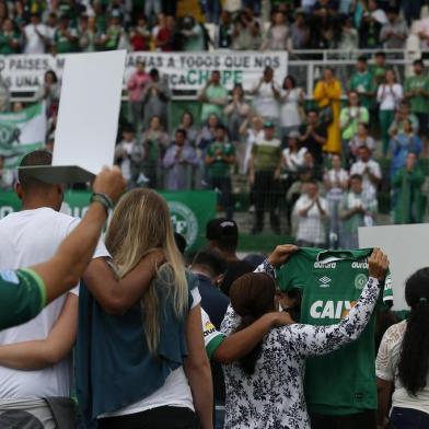  CHAPECÓ, SC, BRASIL, 03-12-2016. Chapecó deu um último adeus às vítimas do acidente da Chapecoense durante a cerimônia de homenagem na tarde deste sábado no estádio Arena Condá. Sob forte chuva, o velório teve duração de três horas e foi marcado por mensagens de gratidão e esperança. (MATEUS BRUXEL/AGÊNCIA RBS)