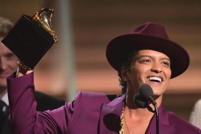 6042247301Singer Bruno Mars holds up the award for the Record of the Year, Uptown Funk onstage during the 58th Annual Grammy music Awards in Los Angeles February 15, 2016.  AFP PHOTO/  ROBYN BECK / AFP / ROBYN BECKEditoria: ACELocal: Los AngelesIndexador: ROBYN BECKSecao: musicFonte: AFPFotógrafo: STR