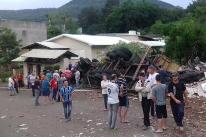 Após colisão, motorista de carro morre e caminhão tomba em pátio de casa em Santa Maria do Herval