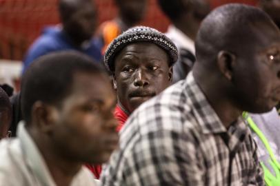  FLORIANÓPOLIS, SC, BRASIL, 25/05/2015 - Chegada de Haitianos e Senegaleses vindos do Acre a Florianópolis - Imigrantes foram alojados no Ginásio do CapoeirãoFoto: Betina Humeres/Agência RBSFoto: SENEGALESES