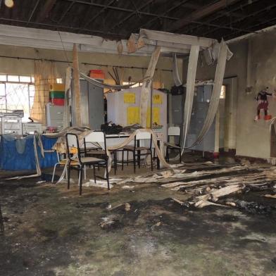 Vista da creche incendiada nesta quinta-feira (5), em Janaúba, no norte de Minas Gerais. Profissionais do Ciava, do Husm, prestam assitência às vítimas.