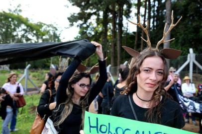  

GRAVATAÍ-RS-BRASIL- 07/10/2017- Protesto de ativistas contra abate de animais. Após decisão judicial derrubada a  liminar que suspendia o abate de 400 cervos com suspeita de tuberculose bovina, ativistas realizam  um protesto em frente ao Pampas Safari, na RS 020. FERNANDO GOMES/ZERO HORA.