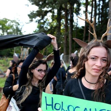  

GRAVATAÍ-RS-BRASIL- 07/10/2017- Protesto de ativistas contra abate de animais. Após decisão judicial derrubada a  liminar que suspendia o abate de 400 cervos com suspeita de tuberculose bovina, ativistas realizam  um protesto em frente ao Pampas Safari, na RS 020. FERNANDO GOMES/ZERO HORA.