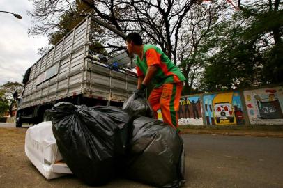  PORTO ALEGRE, RS, BRASIL, 29/06/2015: Operação do DMLU tenta flagrar descarte irregular de lixo em Porto Alegre. (CARLOS MACEDO/AGÊNCIA RBS).