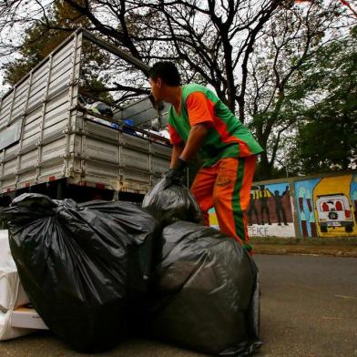  PORTO ALEGRE, RS, BRASIL, 29/06/2015: Operação do DMLU tenta flagrar descarte irregular de lixo em Porto Alegre. (CARLOS MACEDO/AGÊNCIA RBS).