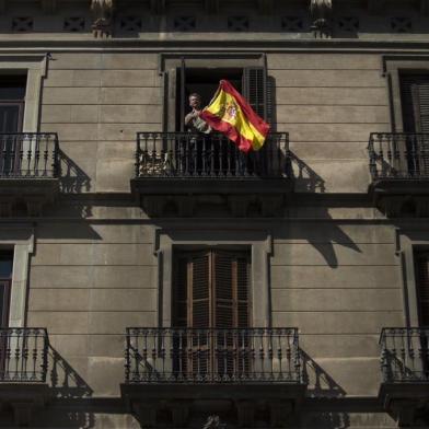  

A man waves a Spanish flag from a balcony during a demonstration called by Societat Civil Catalana (Catalan Civil Society) to support the unity of Spain on October 8, 2017 in Barcelona.
Ten of thousands of flag-waving demonstrators packed central Barcelona to rally against plans by separatist leaders to declare Catalonia independent following a banned secession referendum. Catalans calling themselves a silent majority opposed to leaving Spain broke their silence after a week of mounting anxiety over the countrys worst political crisis in a generation.
 / AFP PHOTO / JORGE GUERRERO

Editoria: POL
Local: Barcelona
Indexador: JORGE GUERRERO
Secao: crisis
Fonte: AFP
Fotógrafo: STR