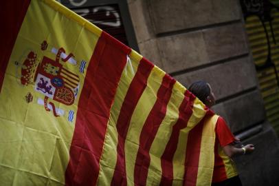  

A protesters holds Spanish and Catalan flags during a demonstration called by Societat Civil Catalana (Catalan Civil Society) to support the unity of Spain on October 8, 2017 in Barcelona.
Ten of thousands of flag-waving demonstrators packed central Barcelona to rally against plans by separatist leaders to declare Catalonia independent following a banned secession referendum. Catalans calling themselves a silent majority opposed to leaving Spain broke their silence after a week of mounting anxiety over the countrys worst political crisis in a generation.
 / AFP PHOTO / PAU BARRENA

Editoria: POL
Local: Barcelona
Indexador: PAU BARRENA
Secao: crisis
Fonte: AFP
Fotógrafo: STR