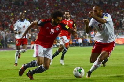 Atacante Mohamed Salah do Egito disputando a bola com Tobias Badila do Congo nas Eliminatórias da Copa do Mundo de 2018 na Rússia 2017. / AFP PHOTO / TAREK ABDEL HAMID