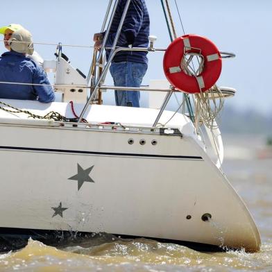  

PORTO ALEGRE, RS, BRASIL - 2017.10.08 - Regatas finais do tradicional Troféu Cayru, nas águas no rio Guaíba, em Porto Alegre. (Foto: ANDRÉ ÁVILA/ Agência RBS)