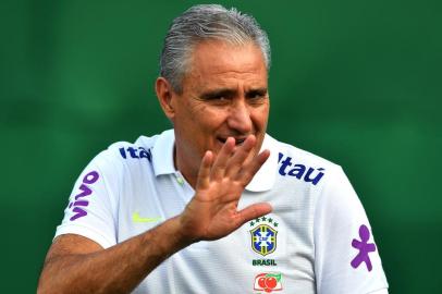 Brazils national team coach Tite gestures during a training session at the Palmeiras training centre, in Sao Paulo, Brazil, on October 8, 2017 ahead of their World Cup qualifier match against Chile next October 10. / AFP PHOTO / NELSON ALMEIDA