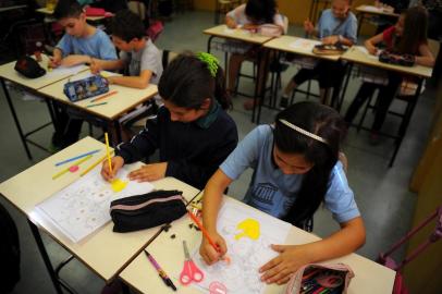  GARIBALDI, RS, BRASIL 05/10/2017Escola Madre Felicidade, de Garibaldi, ganhou certificação da Unesco.A diretora Vanessa Hack (de lenço branco) e a secretária municipal de educação, Simone Chies, comemoraram a conquista. Na foto: a aluna Ana Carolina Ferrari, oito anos, aluna do 3° ano. (Felipe Nyland/Agência RBS)