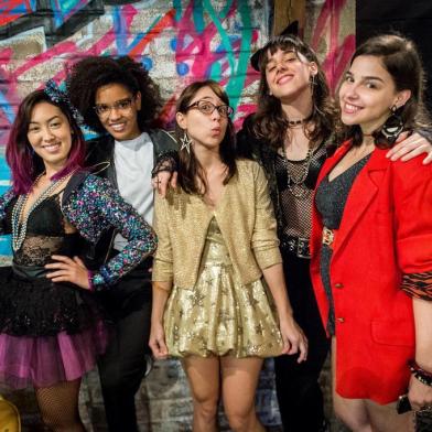 Keyla ( Gabriela Medvedovsk ), Benê ( Daphne Bozaski ), Ellen ( Heslaine Vieira ), Lica ( Maonela Alipert ) e Tina ( Ana Hikari ), malhação, viva a diferença