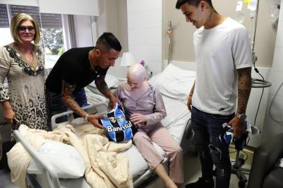  

PORTO ALEGRE, RS, BRASIL.2017-10-09.Jogadores do Grêmio Luacs Barrios e Beto Silva, visitam crianças pacientes do Hospital Moinhos de Vento.(RONALDDO BERNARDI/AGENCIA RBS).