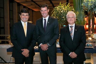 na foto: (da esquerda para a direita): o superintendente Executivo do Hospital Moinhos de Vento, Mohamed Parrini, presidente do Conselho de Administração do Hospital Moinhos de Vento, Eduardo Bier de Araújo Correa, e o superintendente Médico do Hospital Moinhos de Vento, Luiz Antonio Nasi