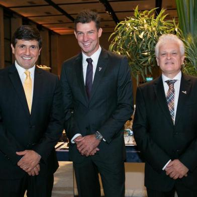 na foto: (da esquerda para a direita): o superintendente Executivo do Hospital Moinhos de Vento, Mohamed Parrini, presidente do Conselho de Administração do Hospital Moinhos de Vento, Eduardo Bier de Araújo Correa, e o superintendente Médico do Hospital Moinhos de Vento, Luiz Antonio Nasi