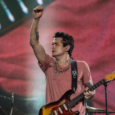 US singer John Mayer performs during the Rock in Rio music festival in Rio de Janeiro, Brazil, on September 21, 2013. AFP PHOTO / YASUYOSHI CHIBA