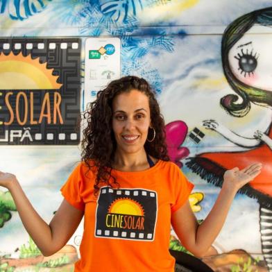 Cynthia Alario, idealizadora e coordenadora do Cinesolar, projeto que percorre o país de van exibindo filmes com equipamento movido a energia solar.