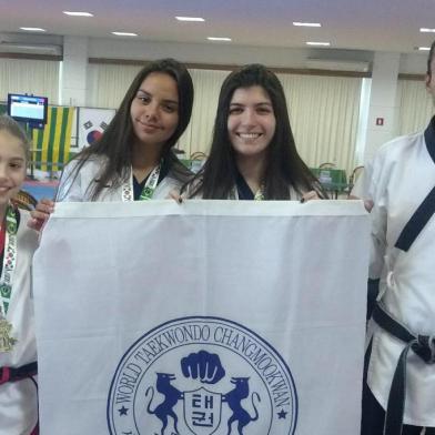 Quatro atletas do Rio Grande do Sul conquistaram lugar na seleção brasileira de taekwondo que disputará o Campeonato Pan-Americano e, em seguida, o mundial, em novembro, em Taipei, na China. Isabelle Schick Pimentel (primeira da esquerda para a direita), Karoline Marinho Rubaski, Alícia Henzel Hillesheim e Geibson Marek garantiram suas vagas no 4° Campeonato Brasileiro de Taekwondo Poomsae 2017, disputado em Caldas Novas (GO), neste final de semana (7 e 8 de outubro).  

Isabelle, Karoline, Alicia e Geibson