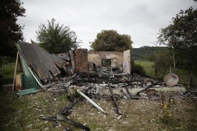  

CAPELA DE SANTANA, RS, BRASIL, 09-10-2017. Adolescentes confessam assassinato de mãe e duas filhas em Capela de Santana.  Dupla de 17 anos estrangulou vítimas e incendiou a casa onde estavam na madrugada desta segunda-feira. (FÉLIX ZUCCO/AGÊNCIA RBS)