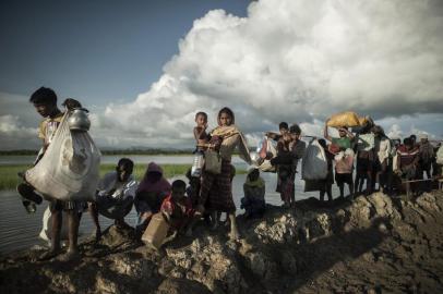  

Rohingya refugees walk after crossing the Naf river from Myanmar into Bangladesh in Whaikhyang on October 9, 2017.
A top UN official said on October 7 Bangladeshs plan to build the worlds biggest refugee camp for 800,000-plus Rohingya Muslims was dangerous because overcrowding could heighten the risks of deadly diseases spreading quickly. The arrival of more than half a million Rohingya refugees who have fled an army crackdown in Myanmars troubled Rakhine state since August 25 has put an immense strain on already packed camps in Bangladesh.
 / AFP PHOTO / FRED DUFOUR

Editoria: POL
Local: Whaikhyang
Indexador: FRED DUFOUR
Secao: refugee
Fonte: AFP
Fotógrafo: STF