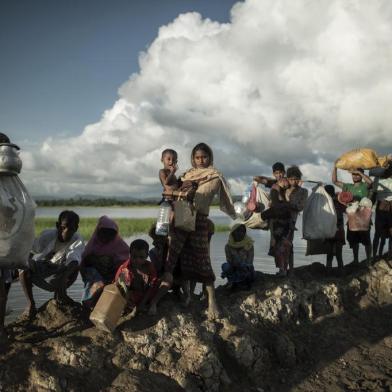  

Rohingya refugees walk after crossing the Naf river from Myanmar into Bangladesh in Whaikhyang on October 9, 2017.
A top UN official said on October 7 Bangladeshs plan to build the worlds biggest refugee camp for 800,000-plus Rohingya Muslims was dangerous because overcrowding could heighten the risks of deadly diseases spreading quickly. The arrival of more than half a million Rohingya refugees who have fled an army crackdown in Myanmars troubled Rakhine state since August 25 has put an immense strain on already packed camps in Bangladesh.
 / AFP PHOTO / FRED DUFOUR

Editoria: POL
Local: Whaikhyang
Indexador: FRED DUFOUR
Secao: refugee
Fonte: AFP
Fotógrafo: STF