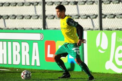  CAXIAS DO SUL, RS, BRASIL, 16/05/2017. Treino do Juventude no estádio Alfredo Jaconi. O Ju está disputando a série B do Campeonato Brasileiro. Na foto, volante Mateus Santana. (Porthus Junior/Agência RBS)