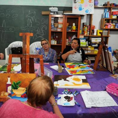  CAXIAS DO SUL, RS, BRASIL 03/10/2017Mulheres que enfrentam tratamento contra o câncer de mama participam de oficinas de arte no CAAPS. (Felipe Nyland/Agência RBS)