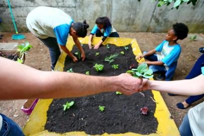  

PORTO ALEGRE - BRASIL - A Escola Estadual de Ensino Fundamental Almirante Álvaro Alberto da Motta e Silva, no bairro Santa Tereza, ganhou na segunda-feira (9) uma estação integrada de compostagem, que será capaz de transformar o resíduo orgânico em adubo. O trabalho é realizado por voluntários do projeto Eco Educadores, desenvolvido por acadêmicos da UniRitter. A instituição de ensino pública também teve o pátio revitalizado pelos voluntários, estudantes dos cursos de Engenharia Ambiental e Sanitária e Biologia da universidade. A ação contou ainda com a parceria do Departamento Municipal de Limpeza Urbana (DMLU) e participação os alunos da escola. (FOTO: LAURO ALVES)