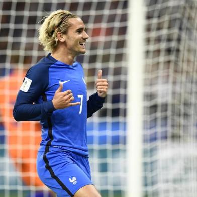  

France's forward Antoine Griezmann celebrates after scoring a goal during the 2018 FIFA World Cup qualifying football match France vs Netherlands at the Stade de France in Saint-Denis, north of Paris, on August 31, 2017. / AFP PHOTO / 

Editoria: SPO
Local: Saint-Denis
Indexador: CHRISTOPHE SIMON
Secao: soccer
Fonte: AFP
Fotógrafo: STF