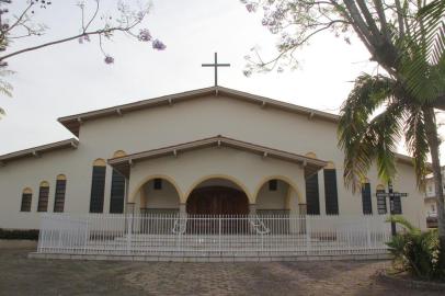 Igreja em Tubarão coloca grades para moradores de rua não dormirem no local