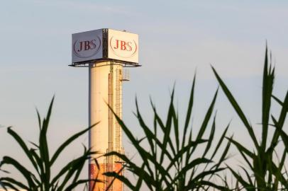 JBS UNIDADE JUNDIAÍSP - JBS/JUNDIAI - GERAL - Unidade da JBS -  Friboi em Jundiaí, interior de SP. A empresa é líder mundial em processamento de carne bovina, ovina e de aves, está envolvida na operação Carne Fraca da polícia federal, sob investigação de irregularidades na produção de carnes. 22/03/2017 - Foto: CADU ROLIM/FOTOARENA/FOTOARENA/ESTADÃO CONTEÚDOEditoria: GERALLocal: JUNDIAÍIndexador: CADU ROLIMFonte: 1290910Fotógrafo: FOTOARENA