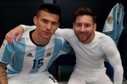 Víctor Cuesta e Messi