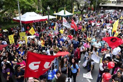  

PORTO ALEGRE, RS, BRASIL, 10-10-2017. Protesto de servidores professores contra o governo em frente ao Palácio Piratini. (RONALDO BERNARDI/AGÊNCIA RBS)