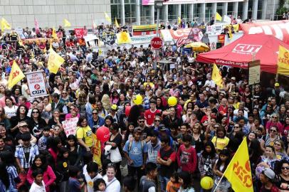  

PORTO ALEGRE, RS, BRASIL, 10-10-2017. Protesto de servidores professores contra o governo em frente ao Palácio Piratini. (RONALDO BERNARDI/AGÊNCIA RBS)