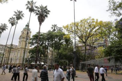  

PORTO ALEGRE, RS, BRASIL, 10-10-2017: Começam os trabalhos de montagem das estruturas da Feira do Livro, na Praça da Alfândega em Porto Alegre (FOTO FÉLIX ZUCCO/AGÊNCIA RBS, Editoria Segundo Caderno).