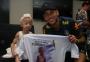 Neymar recebe visita de menina com doença rara e realiza o sonho da fã