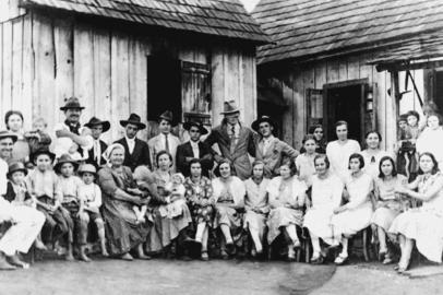  

Na foto, de 1934, Ludovico e Josephina Santolin, com familiares, em  Paulo Bento/RS.