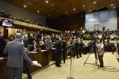  

PORTO ALEGRE, RS, BRASIL, 10/10/2017. Foto: Depois de uma disputa entre as bancadas governista e de oposição, o projeto de lei (PL) 148/2017, que trata sobre a cedência de servidores do Executivo a entidades e sindicatos, não foi votado pelos deputados nesta terça-feira (10), na Assembleia Legislativa. Com diversas manobras e solicitações de presenças, a oposição conseguiu retirar quórum antes da apreciação do texto pelos parlamentares. Foto: Vinicius Reis/Agência ALRS

Indexador: Vinicius Reis