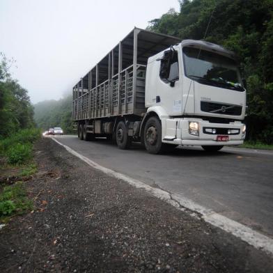  São Vendelino, RS, Brasil 10/10/2017No início do feriadão, conferimos como estão as principais estradas de ligação com a Serra: ERS122, RSC 453, ERS 446 e RSC 470. Todas, segundo as polícias rodoviárias, estão esburacadas e com sérios problemas de desníveis. Situação pode se agravar com as chuvas. Na foto: Km 44 da rodovia ERS-122 em São Vendelino. (Felipe Nyland/Agência RBS)