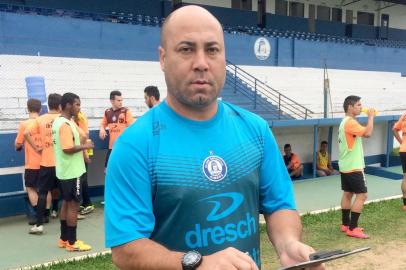 Arílson, ex-meia da Dupla Gre-Nal e atual técnico do Aimoré